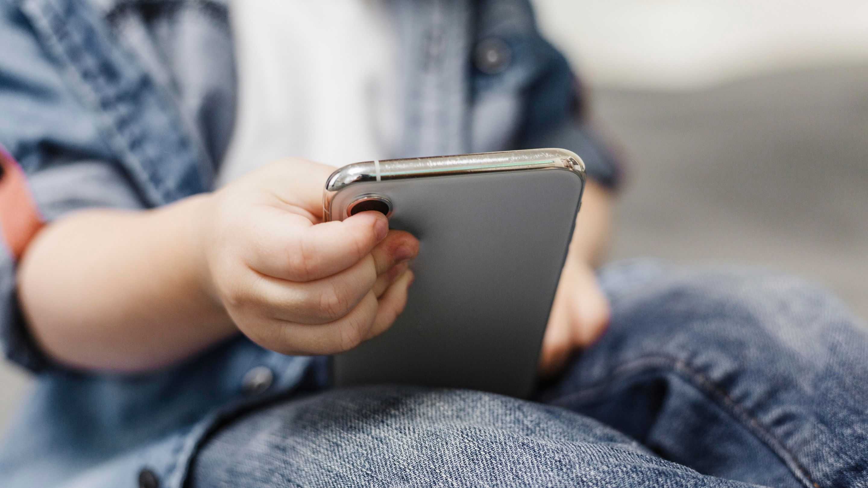 Mulai 28 Maret 2026! Pembatasan Media Sosial untuk Anak Resmi Diterapkan